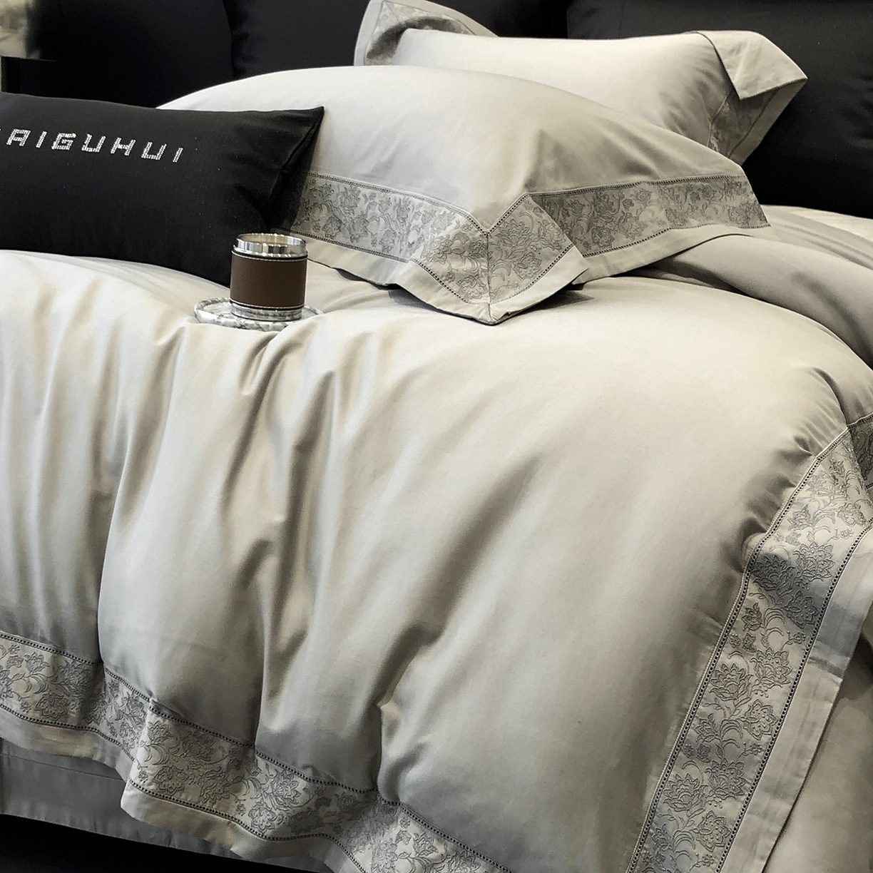 91家纺网 家纺一手货源 找家纺 太古汇家居 2025新款全棉“磨毛芙蕾特”镂空系列四件套 磨毛芙蕾特-大象灰