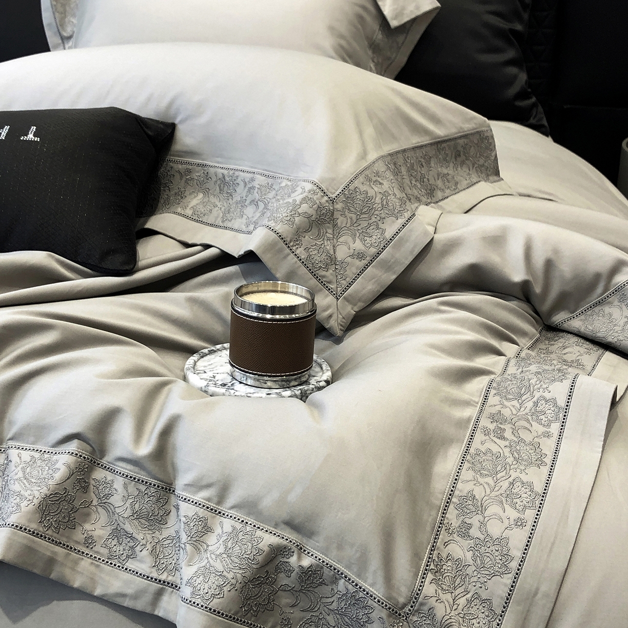 91家纺网 家纺一手货源 找家纺 太古汇家居 2025新款全棉“磨毛芙蕾特”镂空系列四件套 磨毛芙蕾特-大象灰