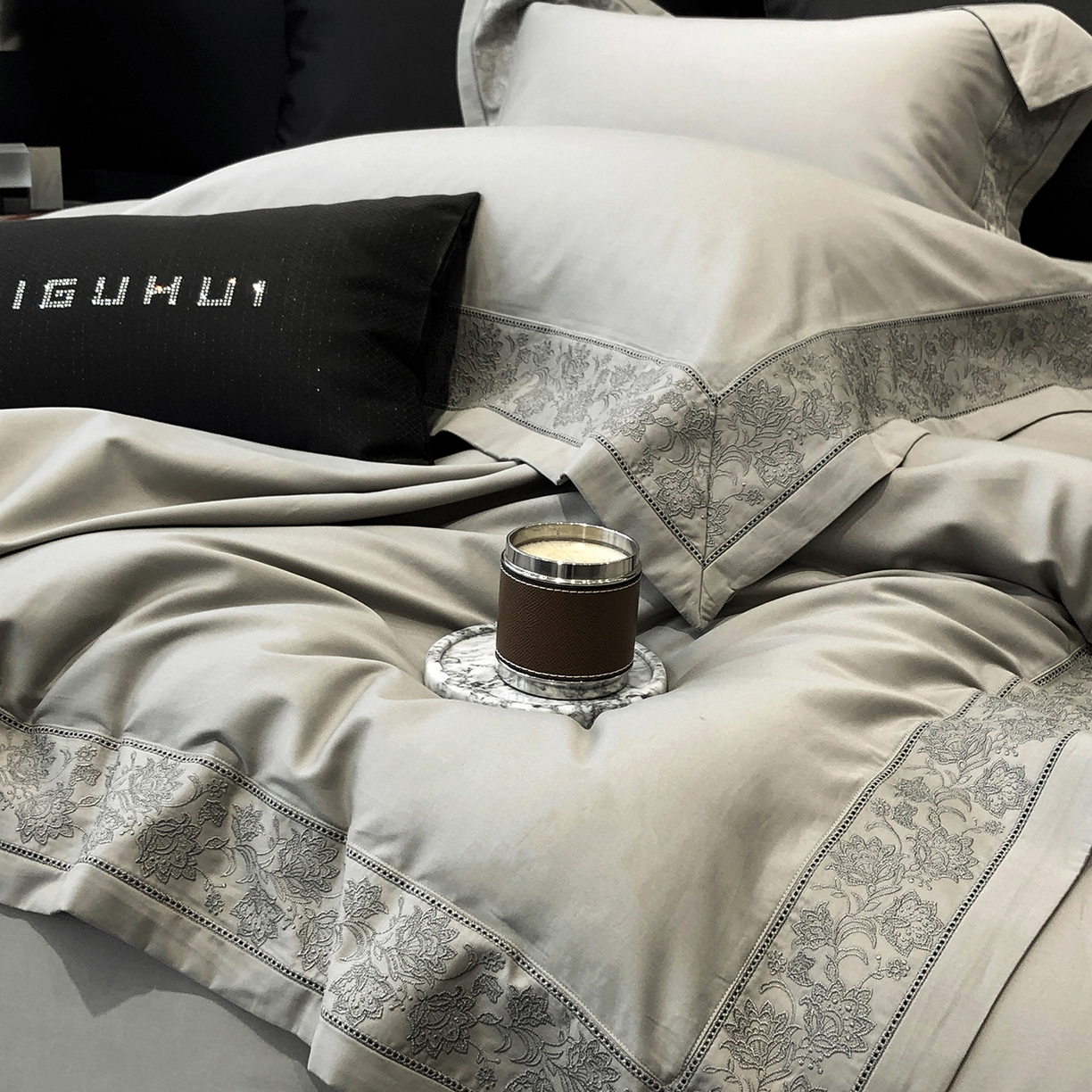 91家纺网 家纺一手货源 找家纺 太古汇家居 2025新款全棉“磨毛芙蕾特”镂空系列四件套 磨毛芙蕾特-大象灰