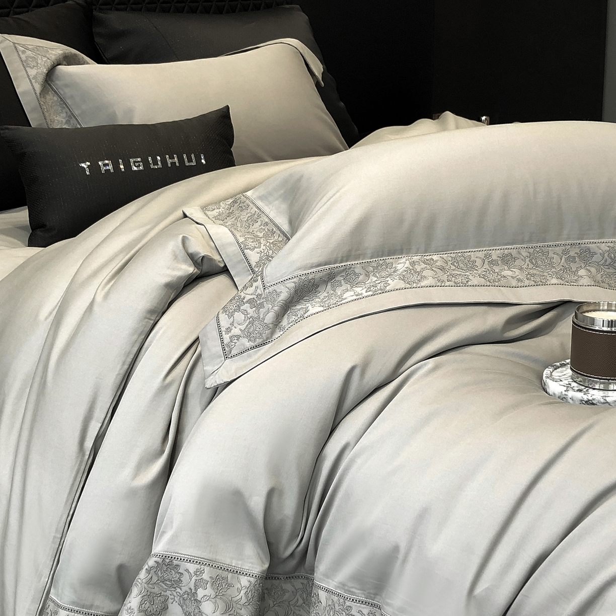 91家纺网 家纺一手货源 找家纺 太古汇家居 2025新款全棉“磨毛芙蕾特”镂空系列四件套 磨毛芙蕾特-大象灰