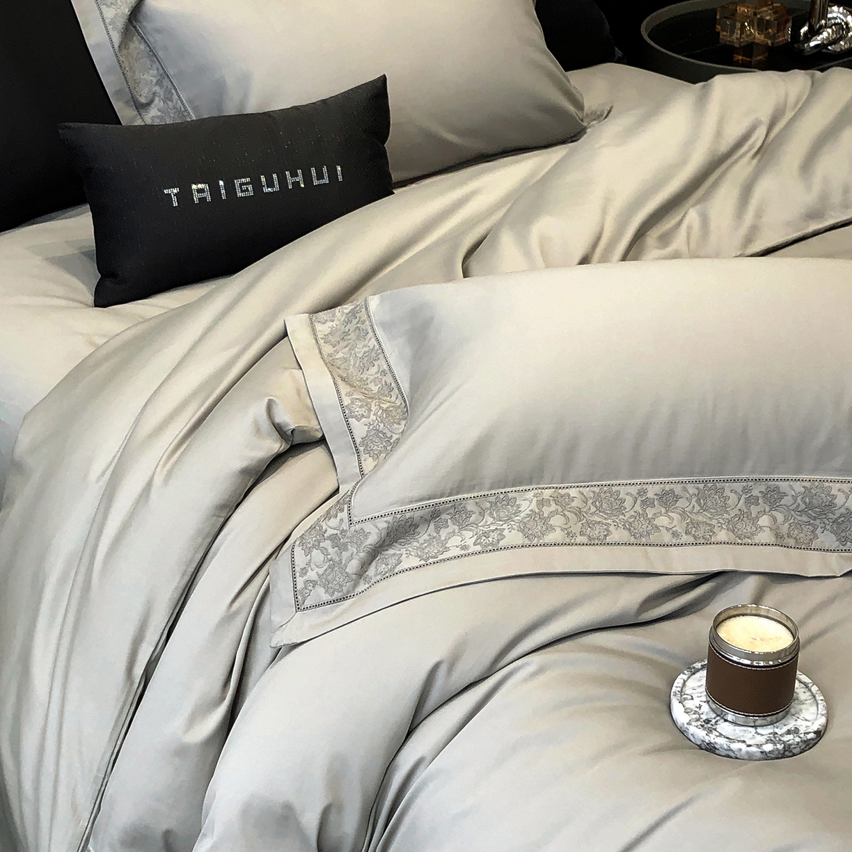 91家纺网 家纺一手货源 找家纺 太古汇家居 2025新款全棉“磨毛芙蕾特”镂空系列四件套 磨毛芙蕾特-大象灰