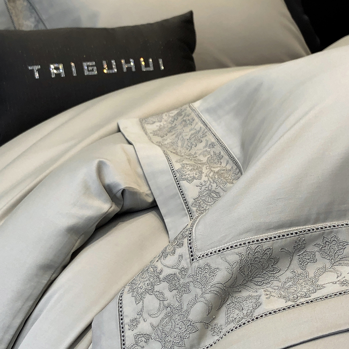 91家纺网 家纺一手货源 找家纺 太古汇家居 2025新款全棉“磨毛芙蕾特”镂空系列四件套 磨毛芙蕾特-大象灰