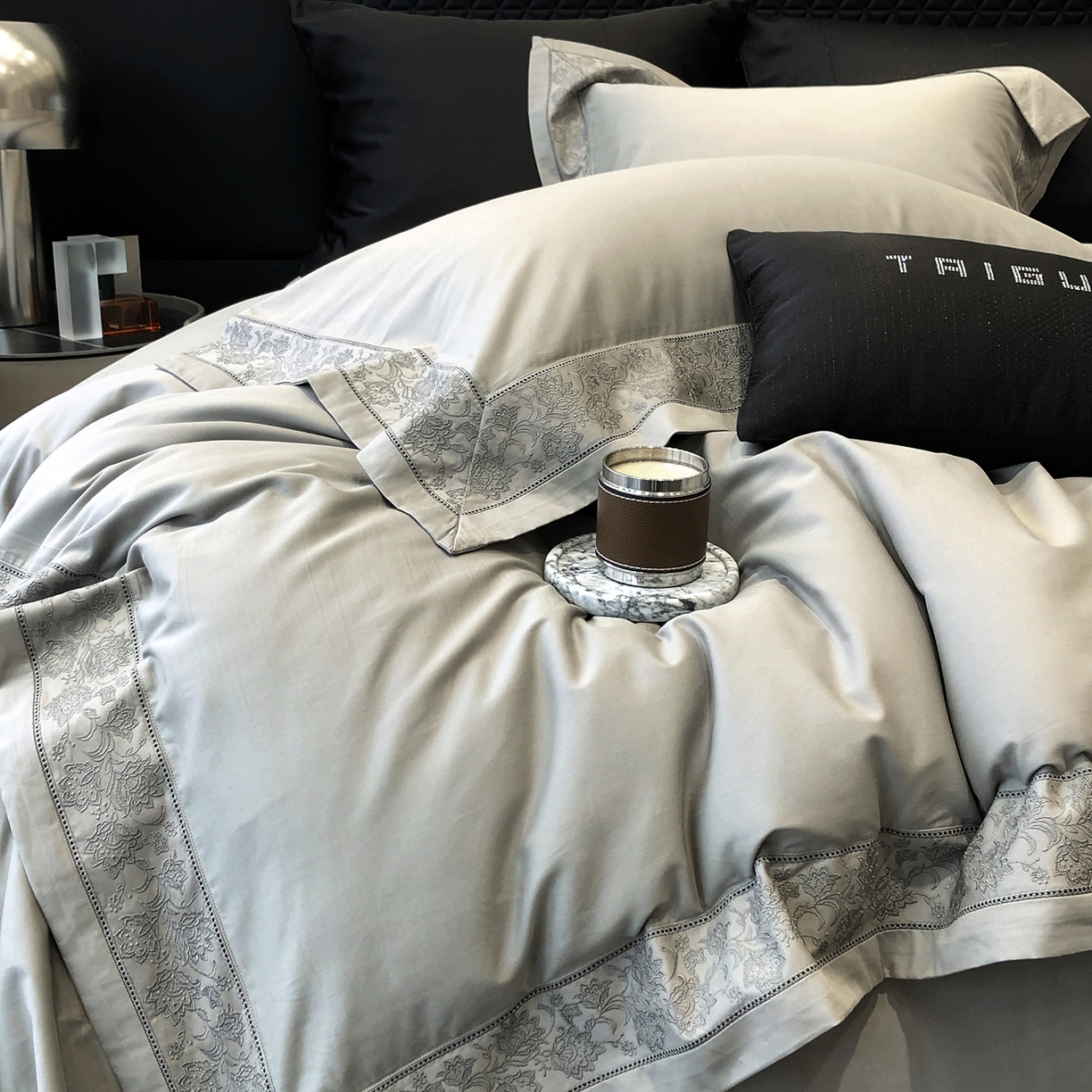 91家纺网 家纺一手货源 找家纺 太古汇家居 2025新款全棉“磨毛芙蕾特”镂空系列四件套 磨毛芙蕾特-大象灰