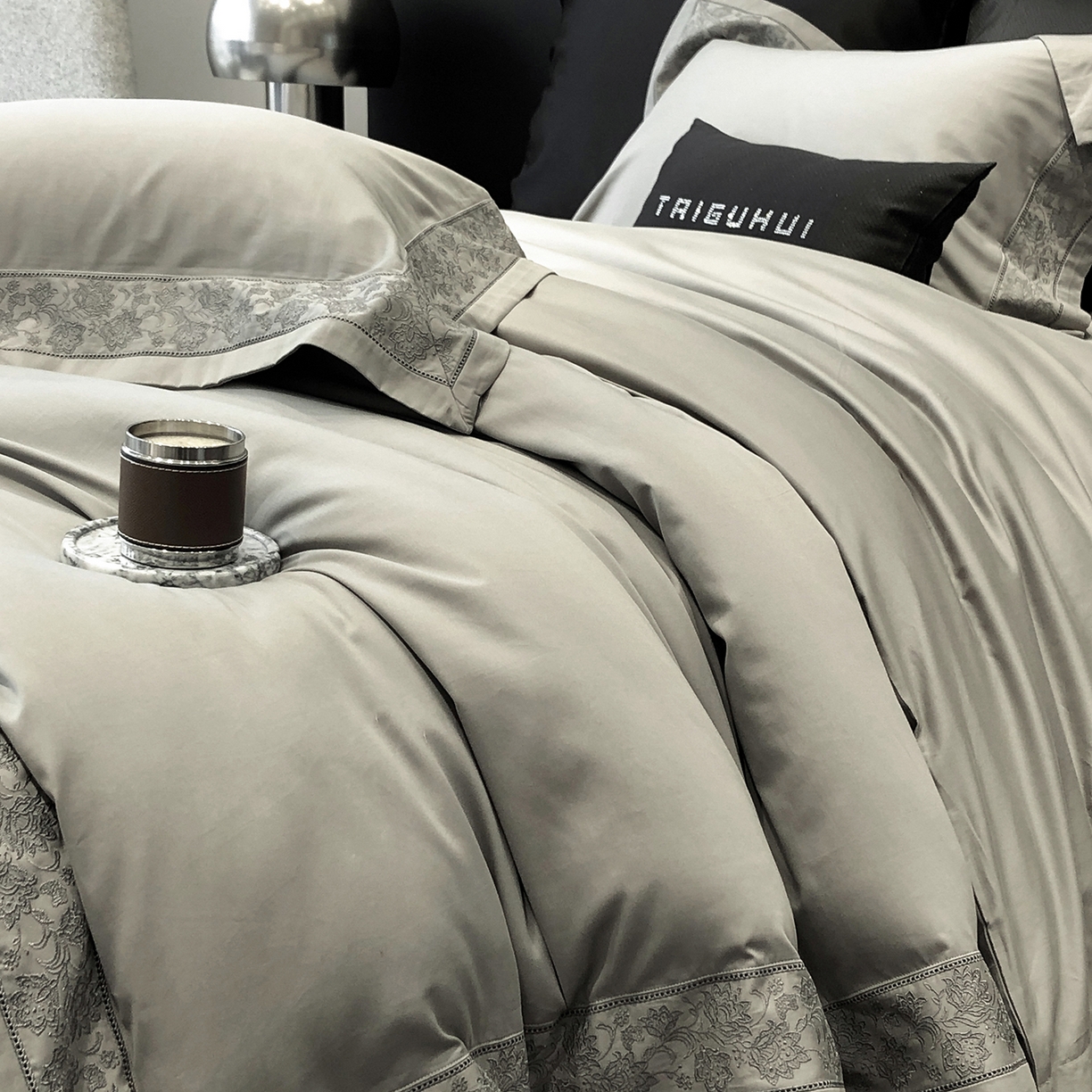 91家纺网 家纺一手货源 找家纺 太古汇家居 2025新款全棉“磨毛芙蕾特”镂空系列四件套 磨毛芙蕾特-大象灰