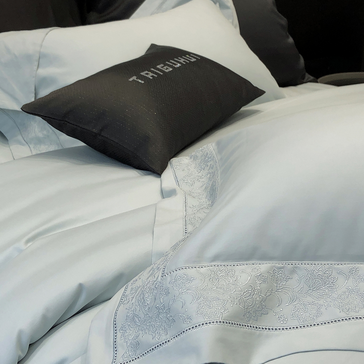 91家纺网 家纺一手货源 找家纺 太古汇家居 2025新款全棉“磨毛芙蕾特”镂空系列四件套 磨毛芙蕾特-天青色