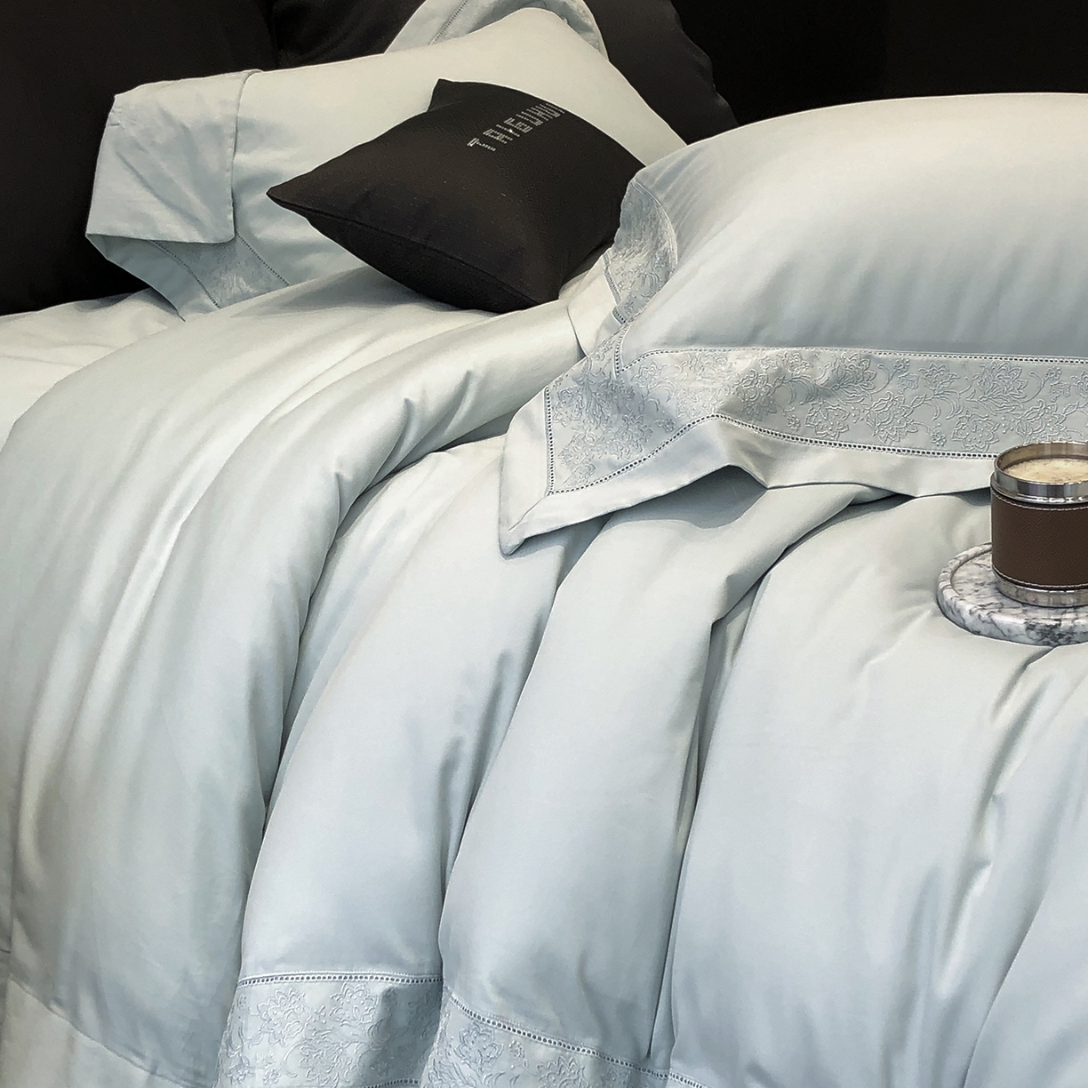 91家纺网 家纺一手货源 找家纺 太古汇家居 2025新款全棉“磨毛芙蕾特”镂空系列四件套 磨毛芙蕾特-天青色