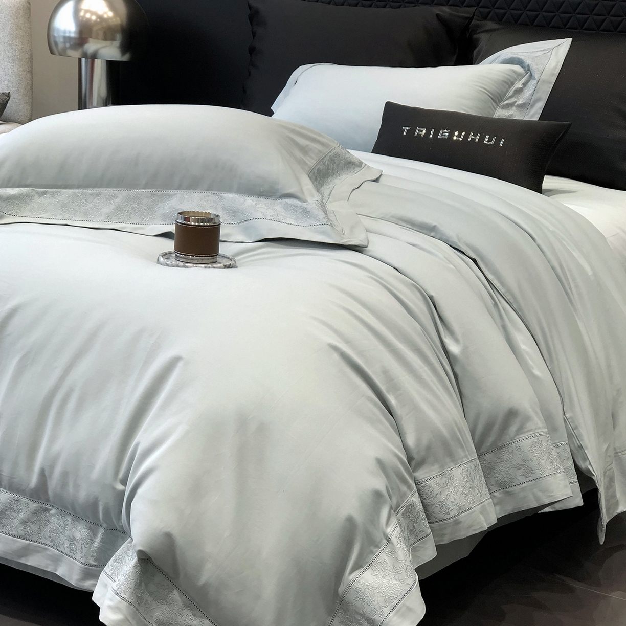 91家纺网 家纺一手货源 找家纺 太古汇家居 2025新款全棉“磨毛芙蕾特”镂空系列四件套 磨毛芙蕾特-天青色