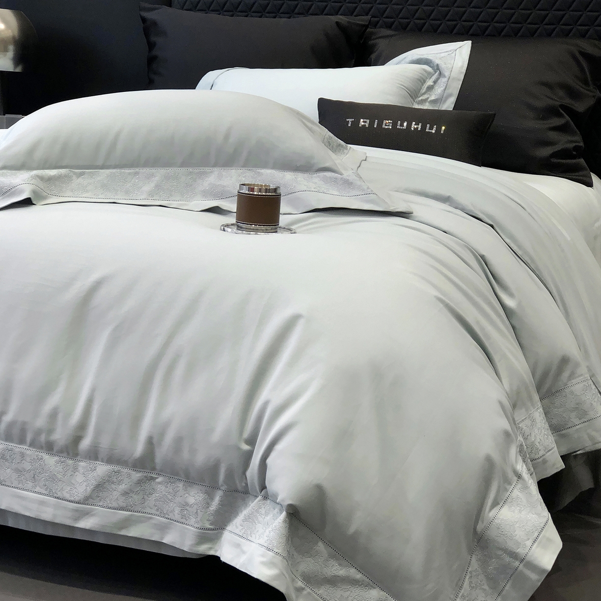 91家纺网 家纺一手货源 找家纺 太古汇家居 2025新款全棉“磨毛芙蕾特”镂空系列四件套 磨毛芙蕾特-天青色