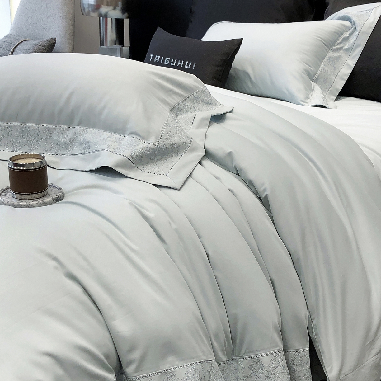 91家纺网 家纺一手货源 找家纺 太古汇家居 2025新款全棉“磨毛芙蕾特”镂空系列四件套 磨毛芙蕾特-天青色