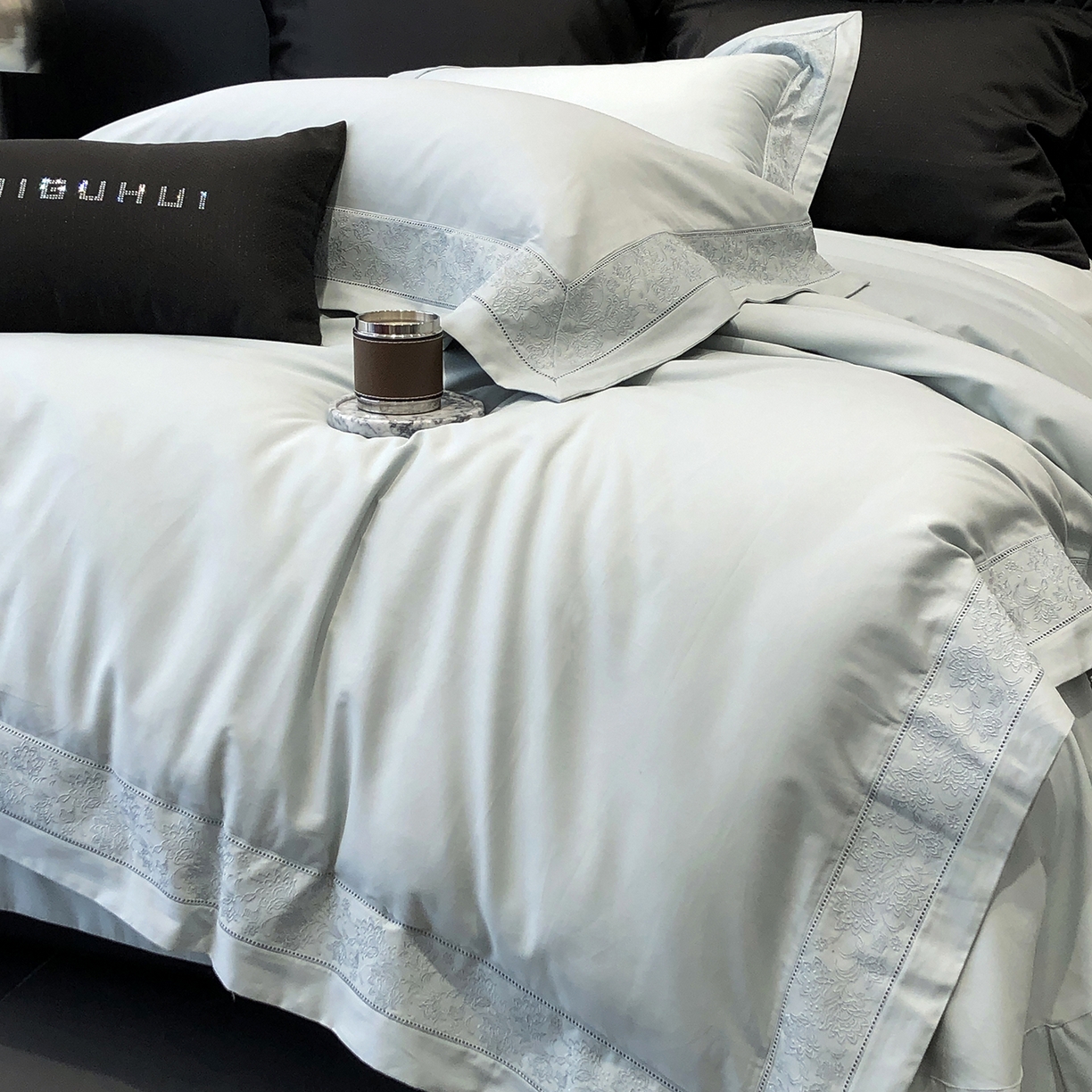 91家纺网 家纺一手货源 找家纺 太古汇家居 2025新款全棉“磨毛芙蕾特”镂空系列四件套 磨毛芙蕾特-天青色