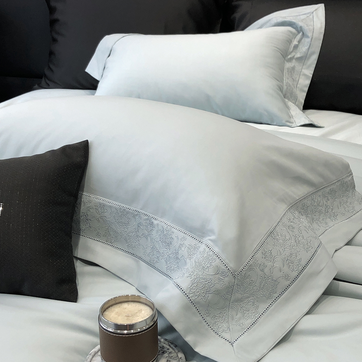 91家纺网 家纺一手货源 找家纺 太古汇家居 2025新款全棉“磨毛芙蕾特”镂空系列四件套 磨毛芙蕾特-天青色