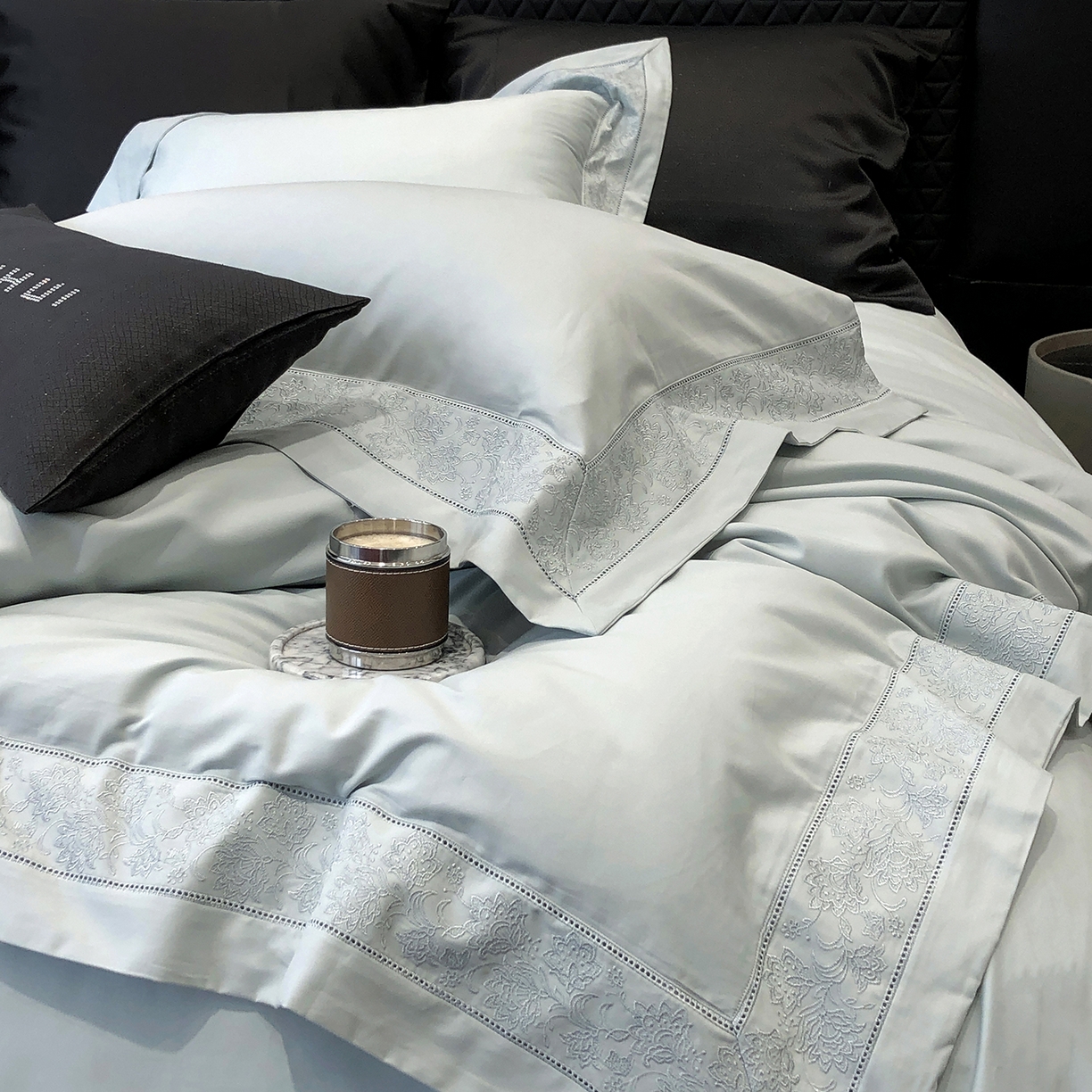 91家纺网 家纺一手货源 找家纺 太古汇家居 2025新款全棉“磨毛芙蕾特”镂空系列四件套 磨毛芙蕾特-天青色