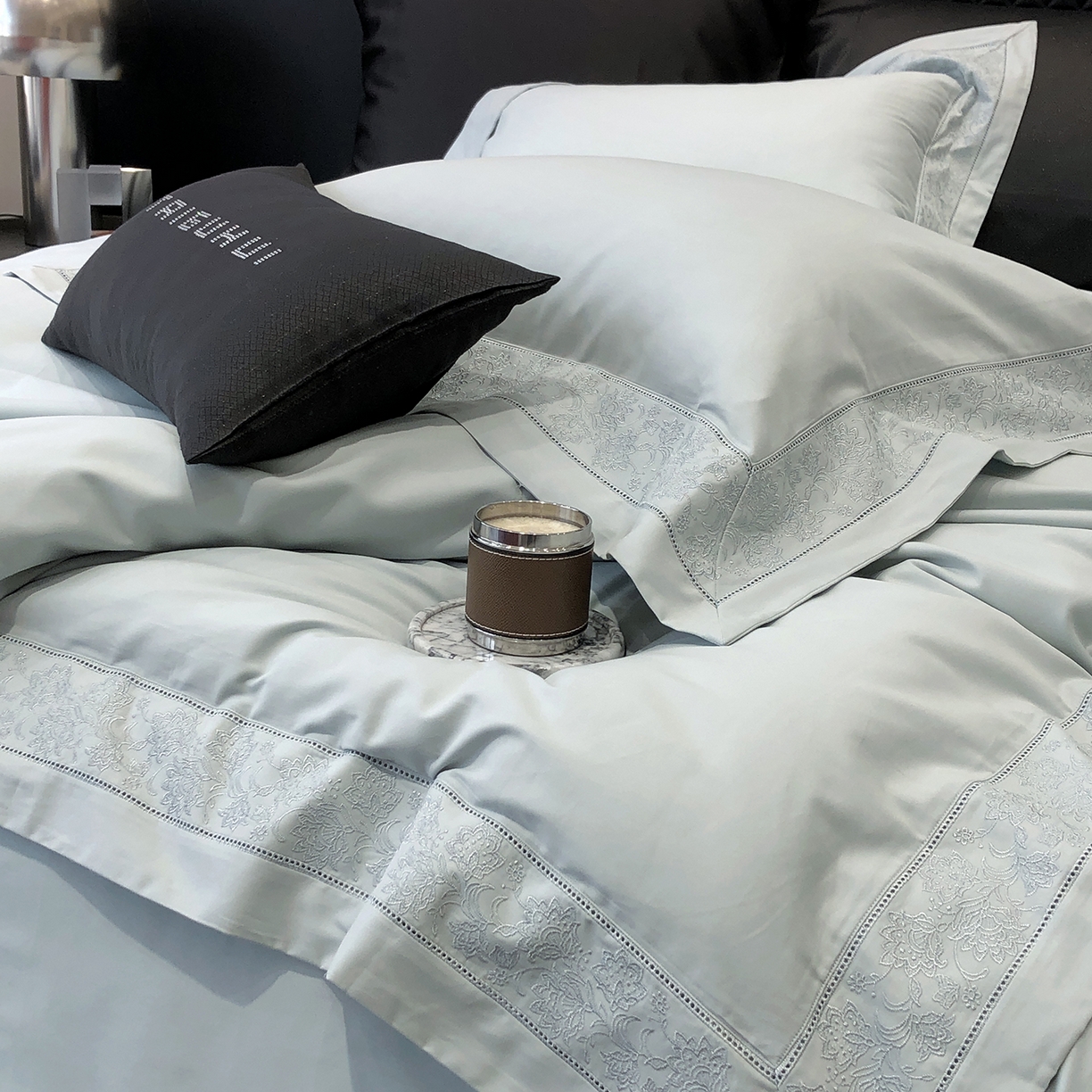 91家纺网 家纺一手货源 找家纺 太古汇家居 2025新款全棉“磨毛芙蕾特”镂空系列四件套 磨毛芙蕾特-天青色