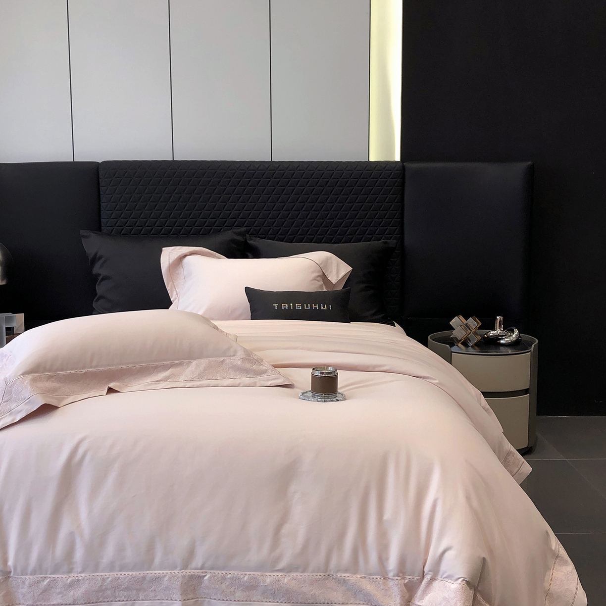 91家纺网 家纺一手货源 找家纺 太古汇家居 2025新款全棉“磨毛芙蕾特”镂空系列四件套 磨毛芙蕾特-雅灰粉