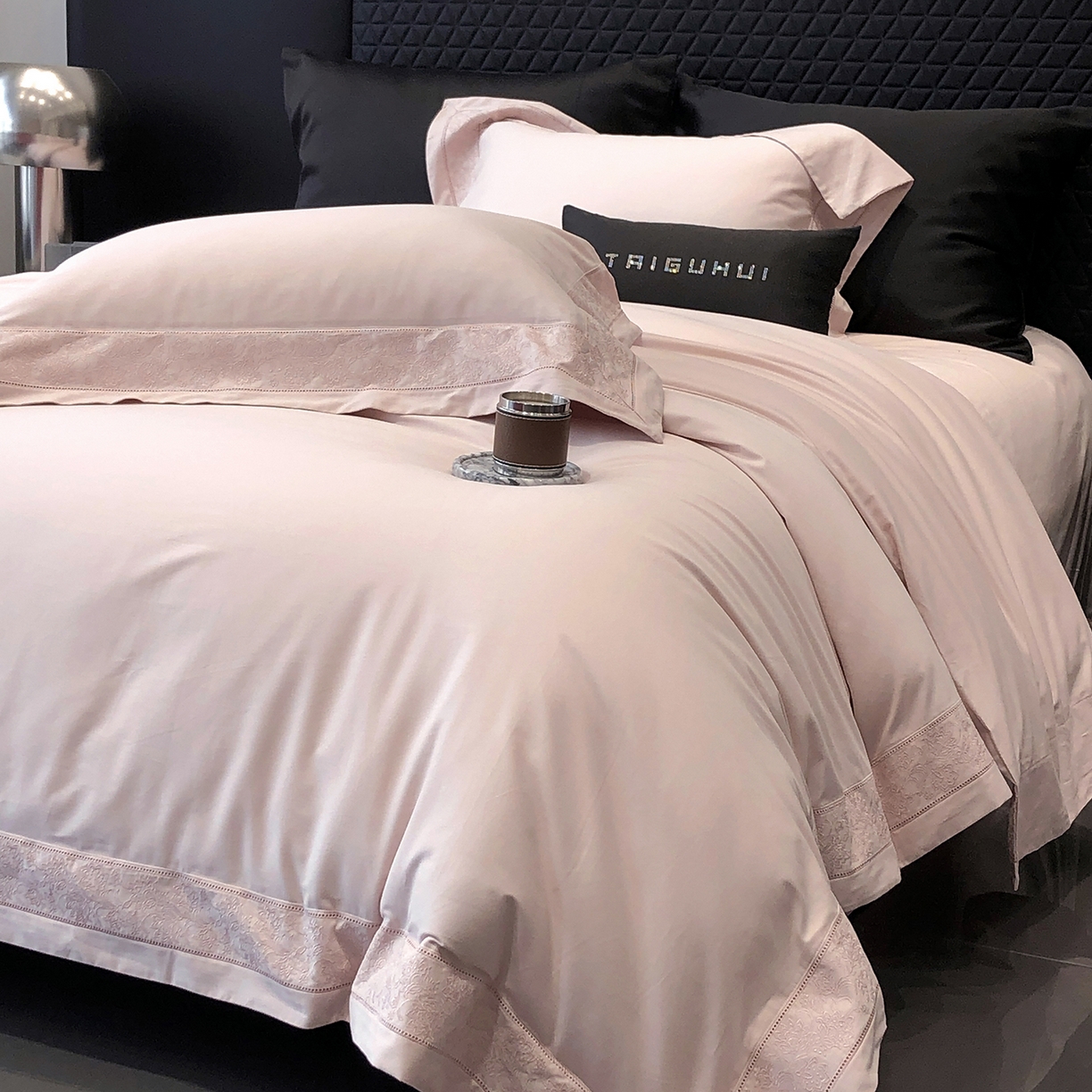 91家纺网 家纺一手货源 找家纺 太古汇家居 2025新款全棉“磨毛芙蕾特”镂空系列四件套 磨毛芙蕾特-雅灰粉