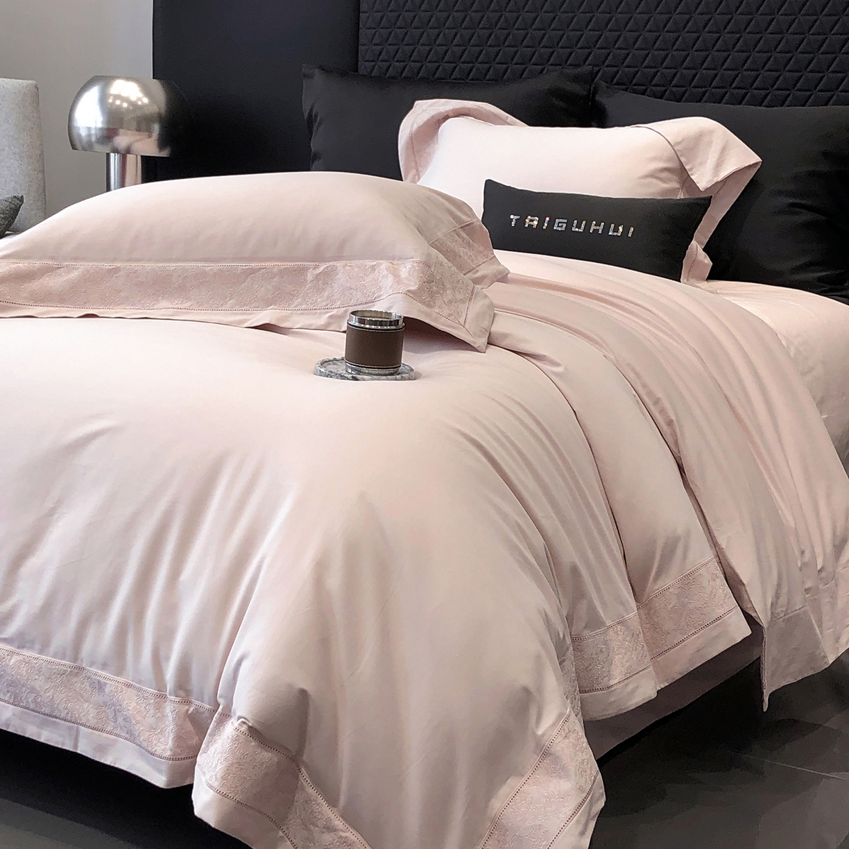 91家纺网 家纺一手货源 找家纺 太古汇家居 2025新款全棉“磨毛芙蕾特”镂空系列四件套 磨毛芙蕾特-雅灰粉