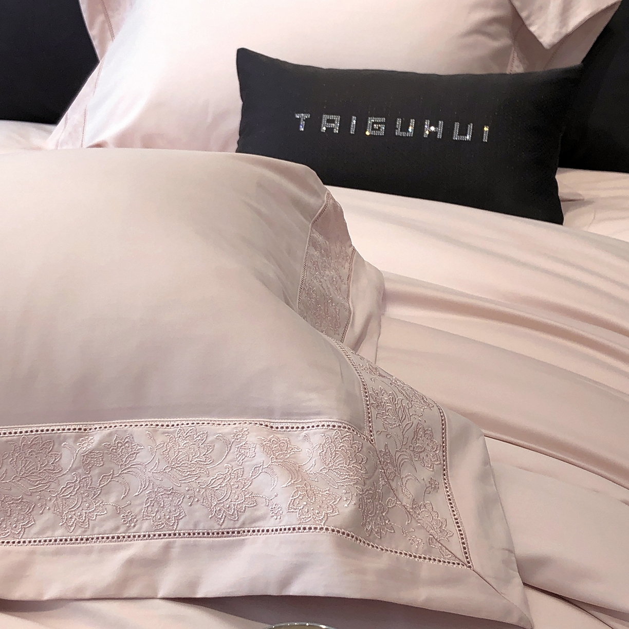 91家纺网 家纺一手货源 找家纺 太古汇家居 2025新款全棉“磨毛芙蕾特”镂空系列四件套 磨毛芙蕾特-雅灰粉