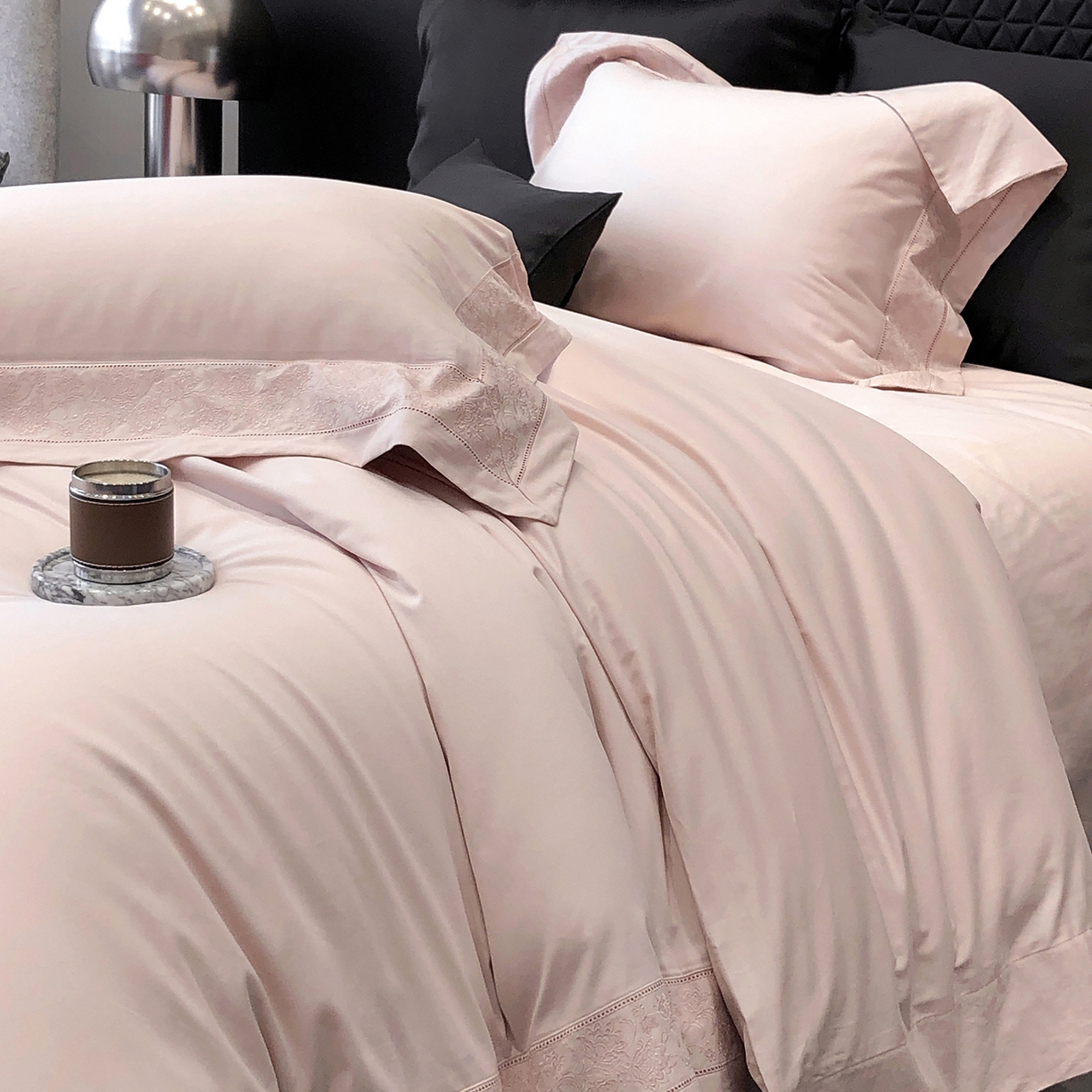 91家纺网 家纺一手货源 找家纺 太古汇家居 2025新款全棉“磨毛芙蕾特”镂空系列四件套 磨毛芙蕾特-雅灰粉