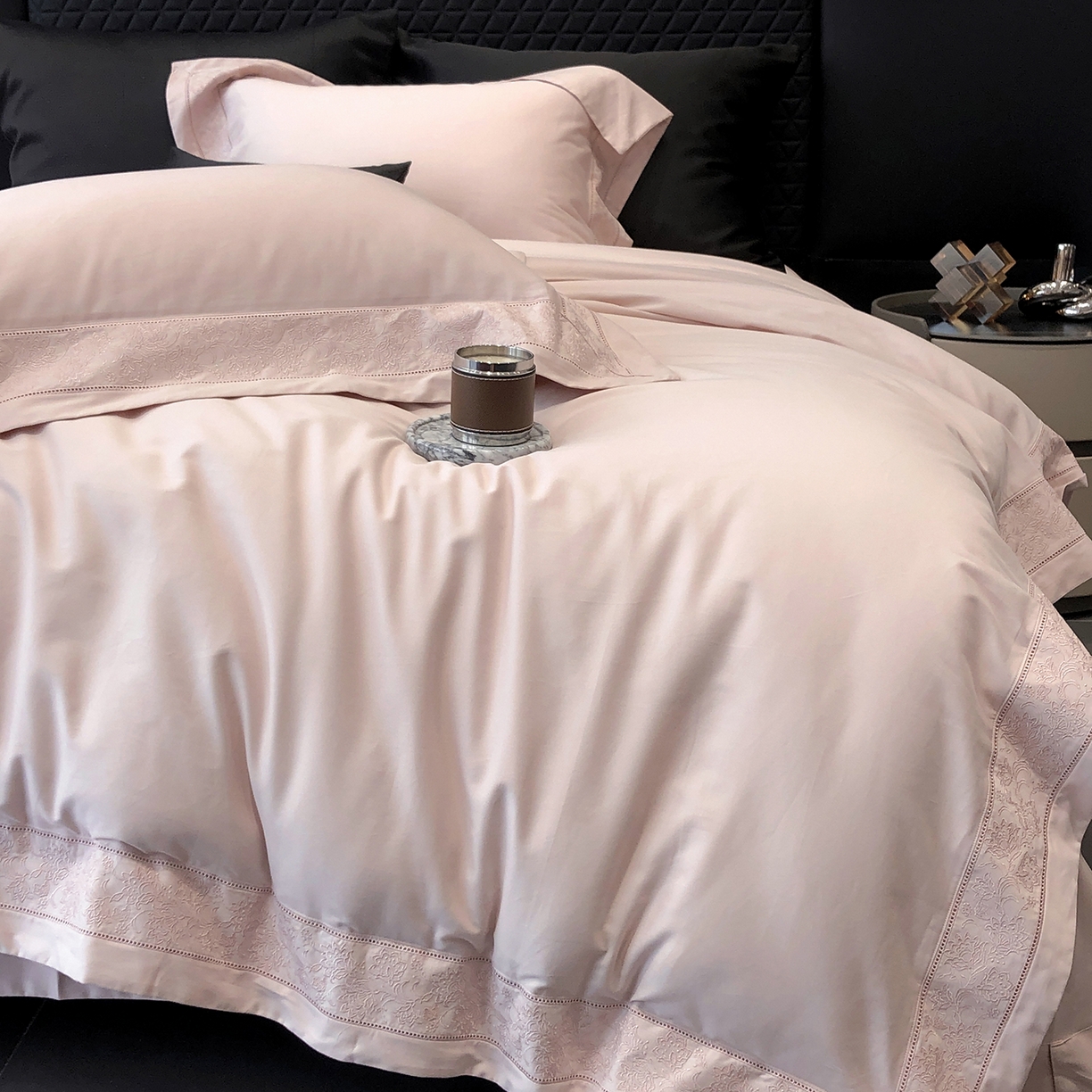 91家纺网 家纺一手货源 找家纺 太古汇家居 2025新款全棉“磨毛芙蕾特”镂空系列四件套 磨毛芙蕾特-雅灰粉