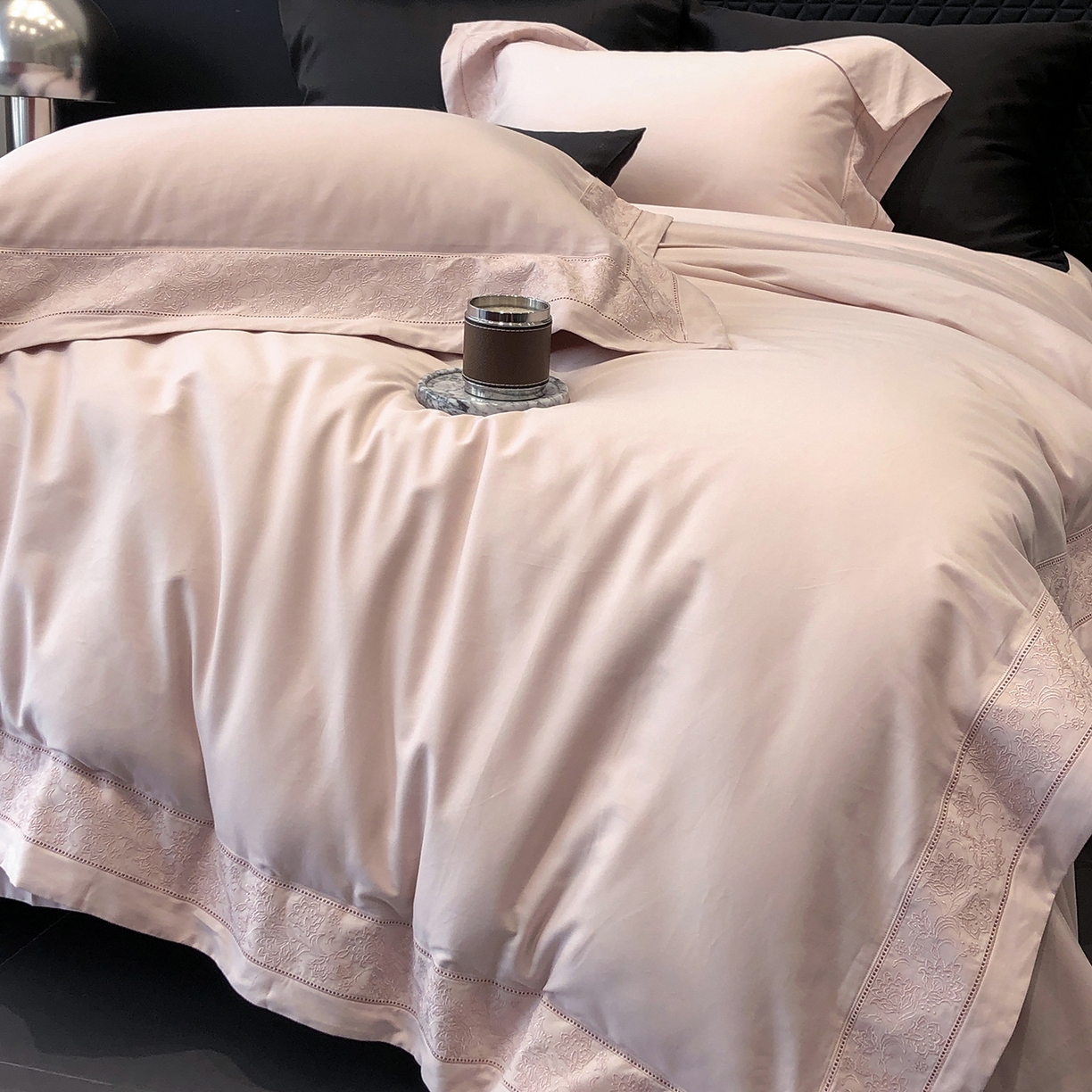 91家纺网 家纺一手货源 找家纺 太古汇家居 2025新款全棉“磨毛芙蕾特”镂空系列四件套 磨毛芙蕾特-雅灰粉