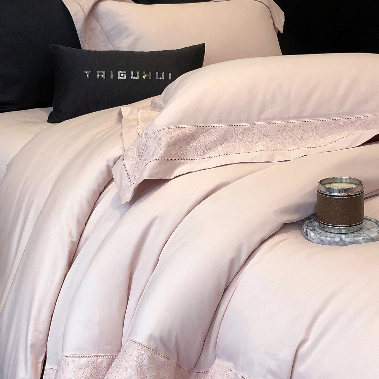 91家纺网 家纺一手货源 找家纺 太古汇家居 2025新款全棉“磨毛芙蕾特”镂空系列四件套 磨毛芙蕾特-雅灰粉