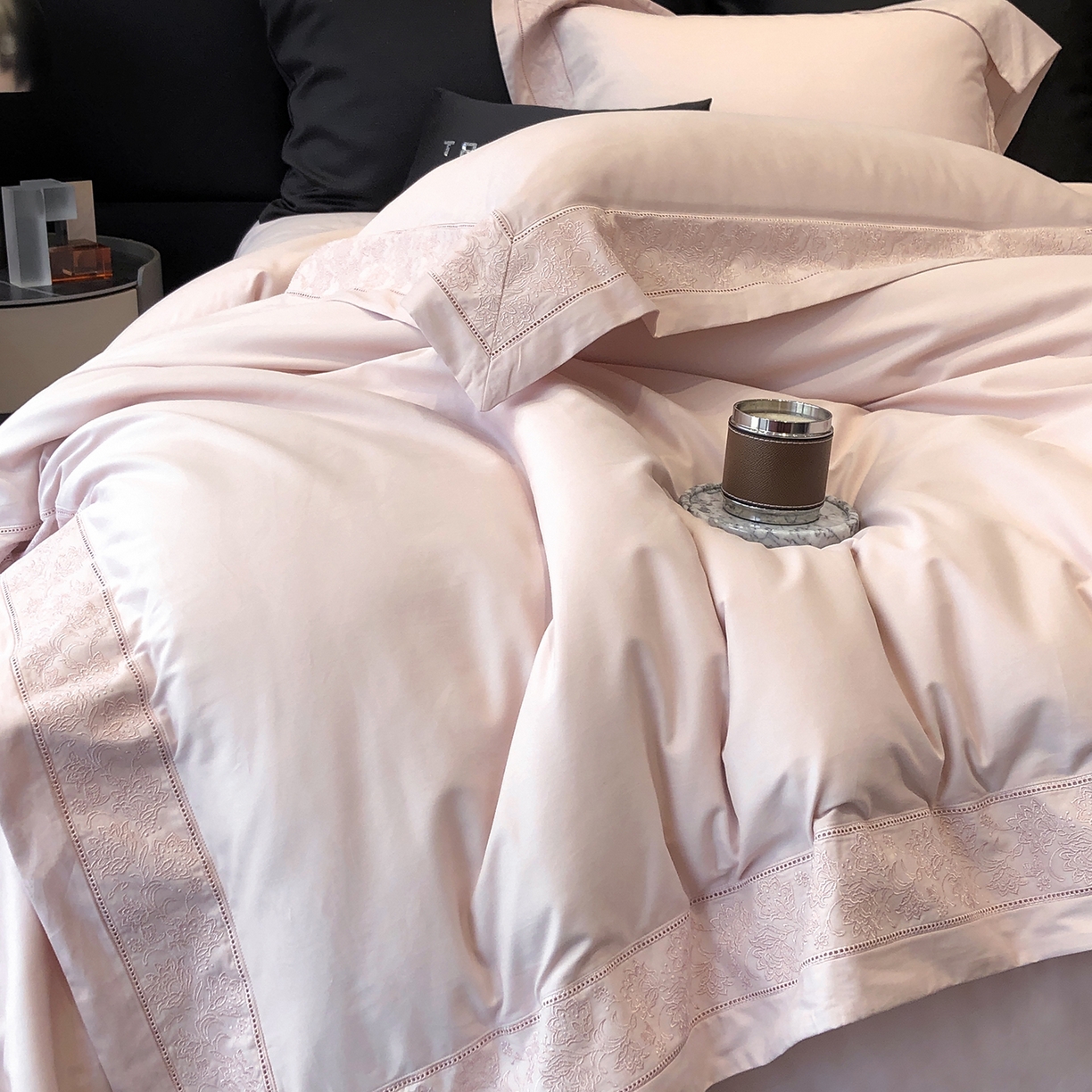 91家纺网 家纺一手货源 找家纺 太古汇家居 2025新款全棉“磨毛芙蕾特”镂空系列四件套 磨毛芙蕾特-雅灰粉