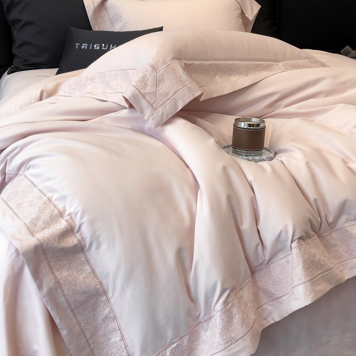 91家纺网 家纺一手货源 找家纺 太古汇家居 2025新款全棉“磨毛芙蕾特”镂空系列四件套 磨毛芙蕾特-雅灰粉