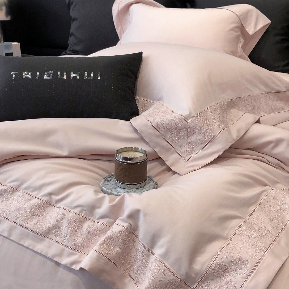 91家纺网 家纺一手货源 找家纺 太古汇家居 2025新款全棉“磨毛芙蕾特”镂空系列四件套 磨毛芙蕾特-雅灰粉