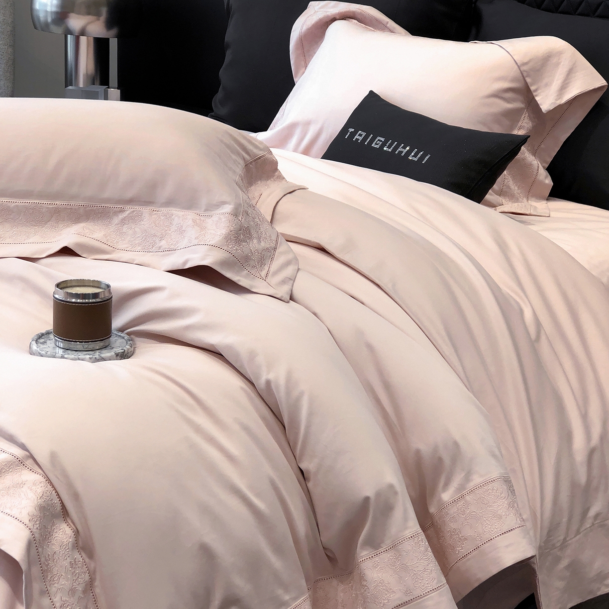 91家纺网 家纺一手货源 找家纺 太古汇家居 2025新款全棉“磨毛芙蕾特”镂空系列四件套 磨毛芙蕾特-雅灰粉