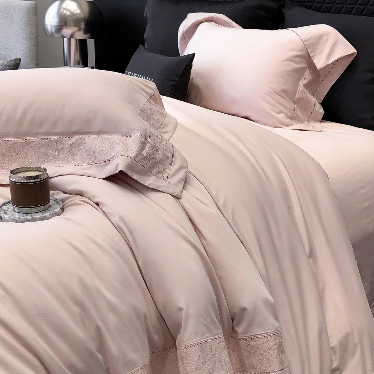 91家纺网 家纺一手货源 找家纺 太古汇家居 2025新款全棉“磨毛芙蕾特”镂空系列四件套 磨毛芙蕾特-雅灰粉