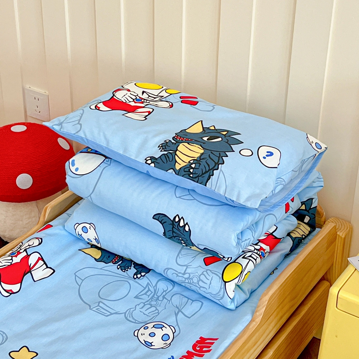 91家纺网 家纺一手货源 找家纺 名兮家居 2025新款全棉小版经典奥特曼-三丽鸥幼儿园儿童套件【含防伪标】 奥特勇士