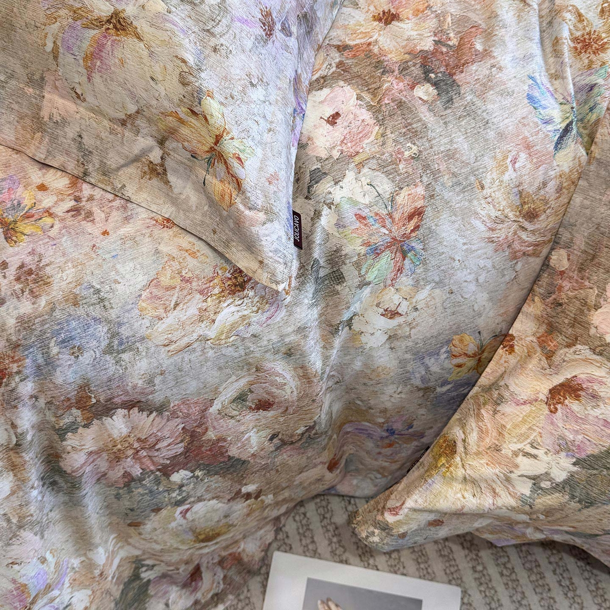 91家纺网 家纺一手货源 找家纺  2025秋冬新款轻奢新疆长绒棉纯棉磨毛加厚数码印花四件套花慕里 花慕里-米