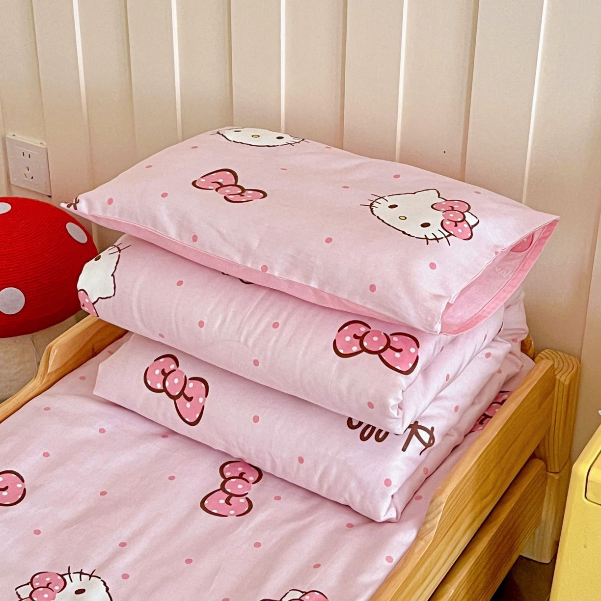 91家纺网 家纺一手货源 找家纺 名兮家居 2025新款全棉小版经典奥特曼-三丽鸥幼儿园儿童套件【含防伪标】 呆萌kt