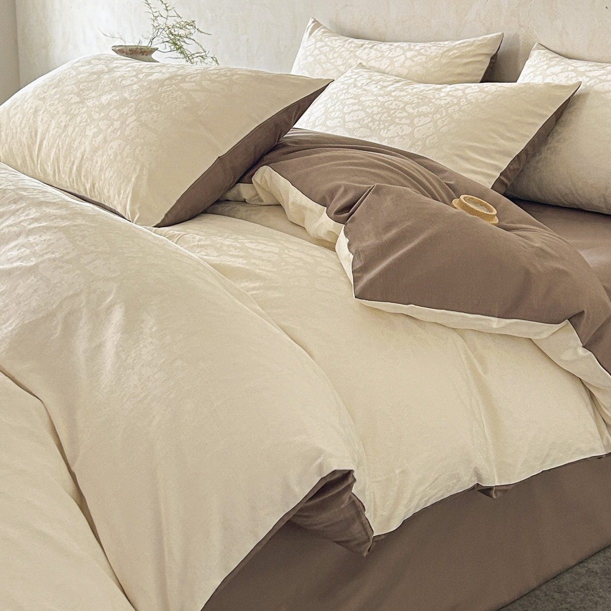 91家纺网 家纺一手货源 找家纺 618家纺 2025新款全棉磨毛提花法式双拼四件套-赫本系列 赫本-漫叶棕