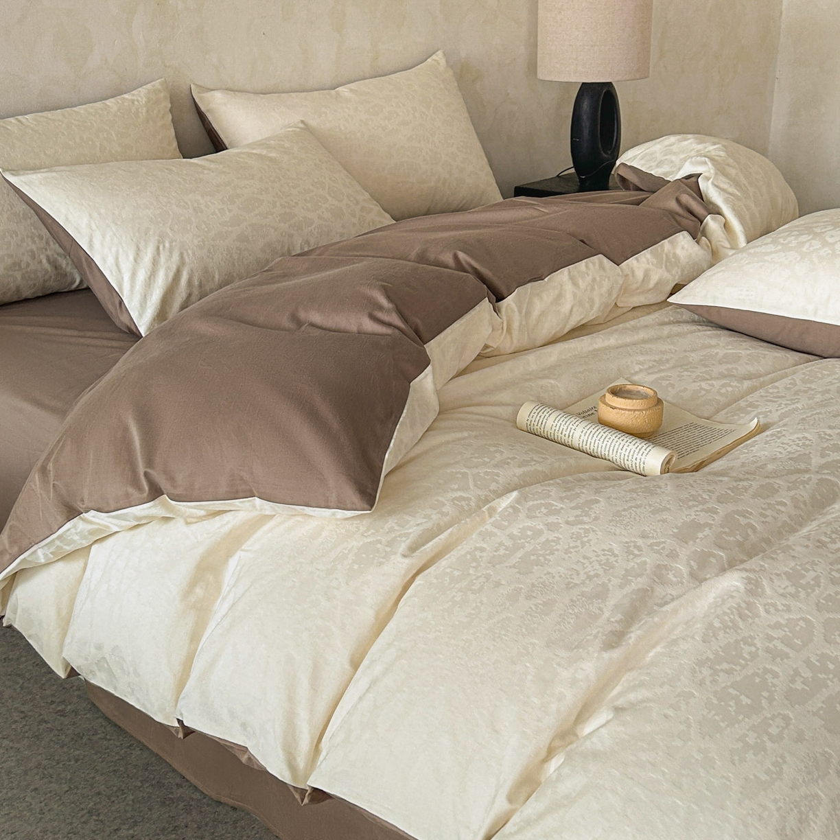 91家纺网 家纺一手货源 找家纺 618家纺 2025新款全棉磨毛提花法式双拼四件套-赫本系列 赫本-漫叶棕