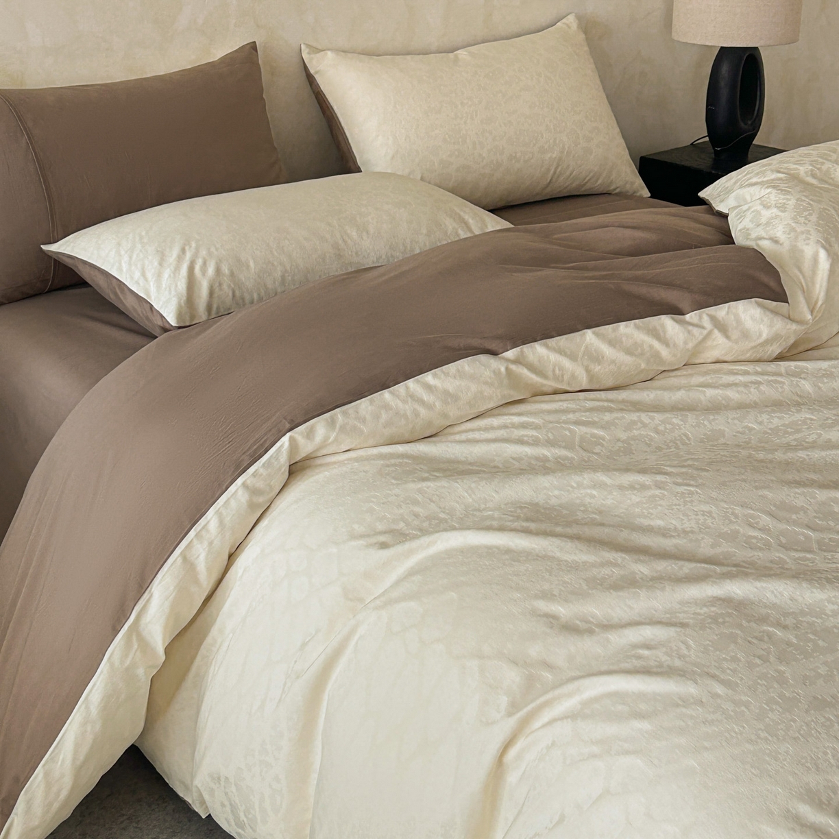 91家纺网 家纺一手货源 找家纺 618家纺 2025新款全棉磨毛提花法式双拼四件套-赫本系列 赫本-漫叶棕