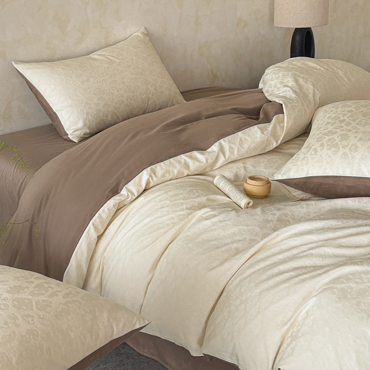 91家纺网 家纺一手货源 找家纺 618家纺 2025新款全棉磨毛提花法式双拼四件套-赫本系列 赫本-漫叶棕