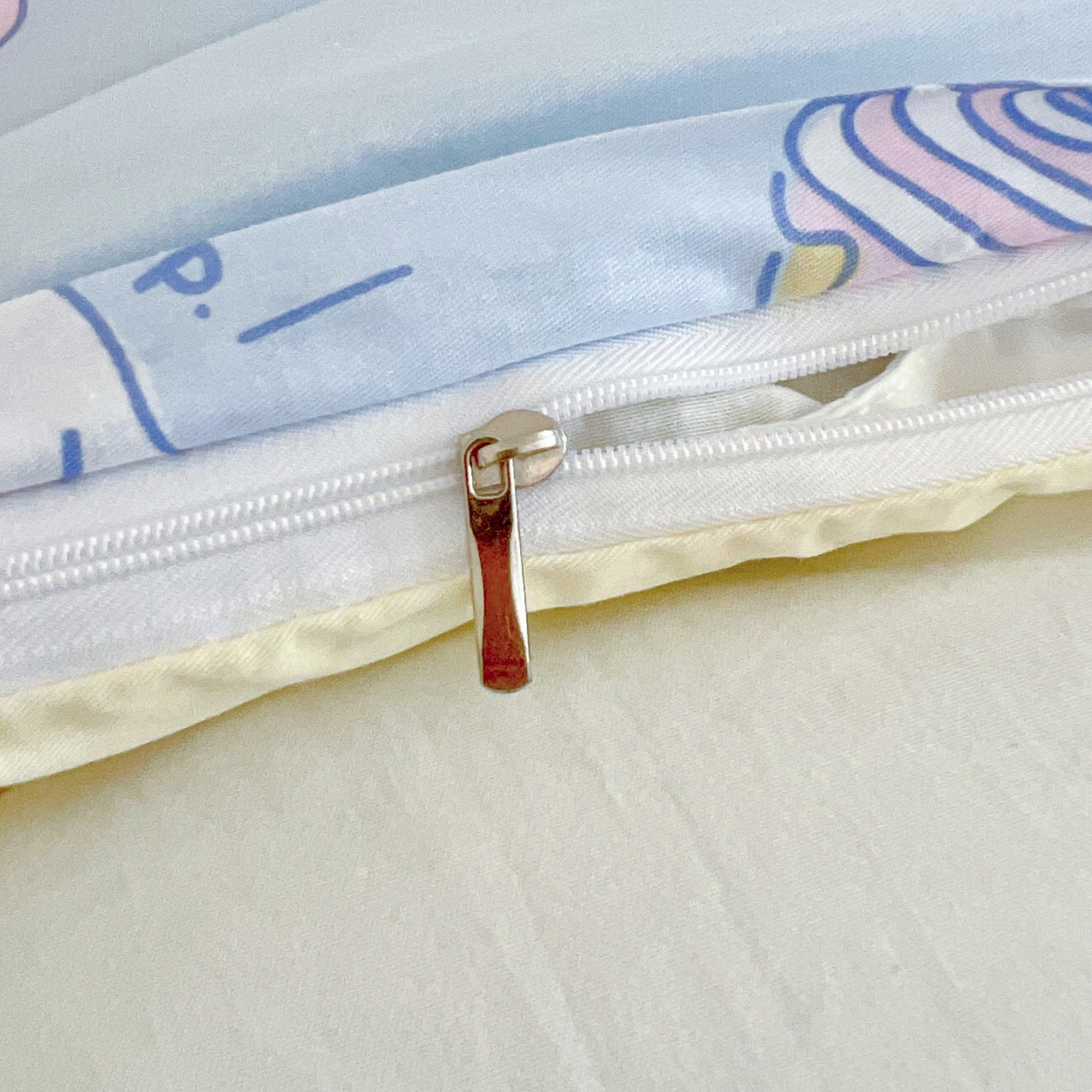 91家纺网 家纺一手货源 找家纺 名兮家居 2025新款全棉小版经典奥特曼-三丽鸥幼儿园儿童套件【含防伪标】 蛋糕玉桂狗