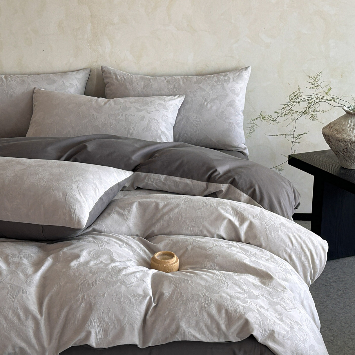 91家纺网 家纺一手货源 找家纺 618家纺 2025新款全棉磨毛提花法式双拼四件套-赫本系列 赫本-摩卡灰