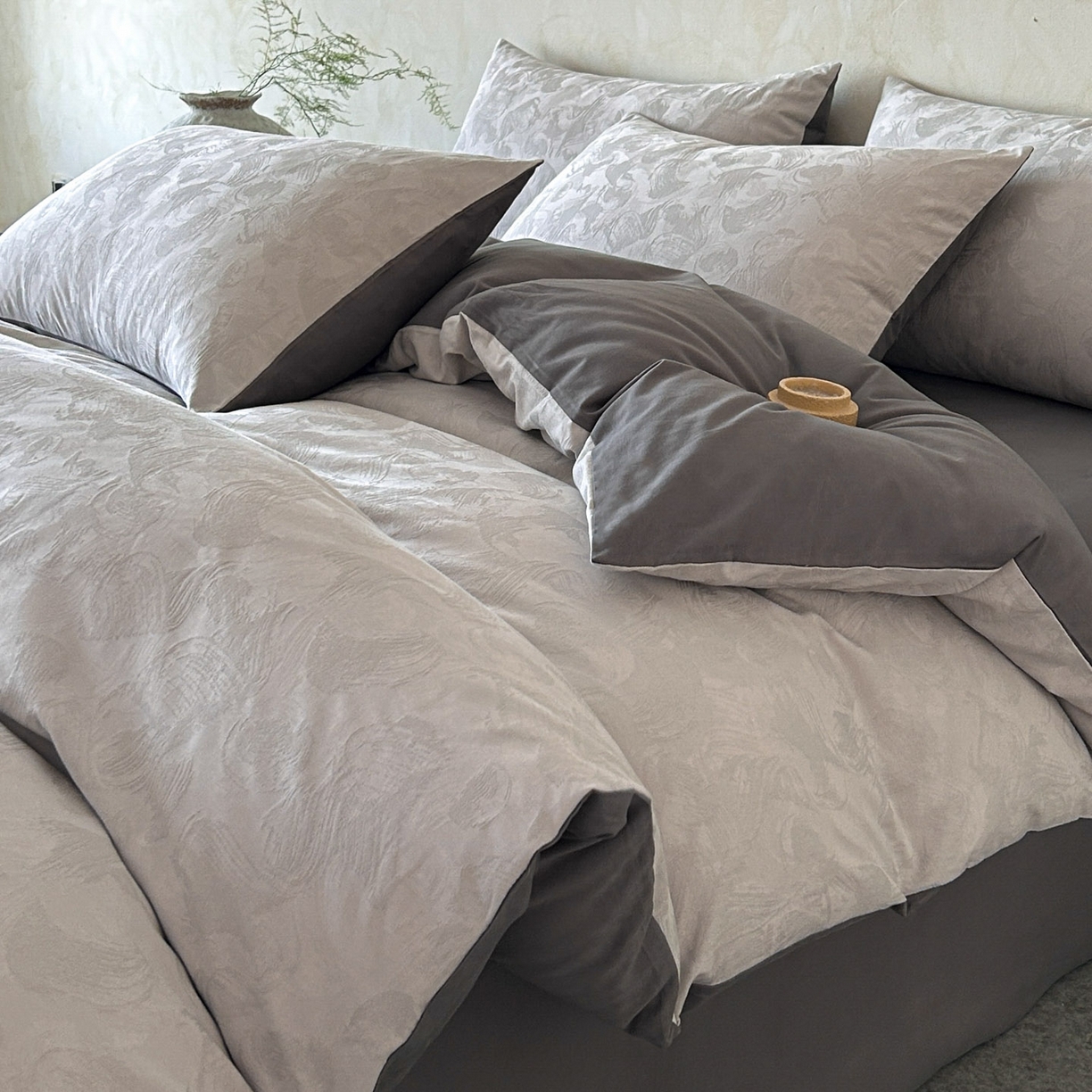91家纺网 家纺一手货源 找家纺 618家纺 2025新款全棉磨毛提花法式双拼四件套-赫本系列 赫本-摩卡灰