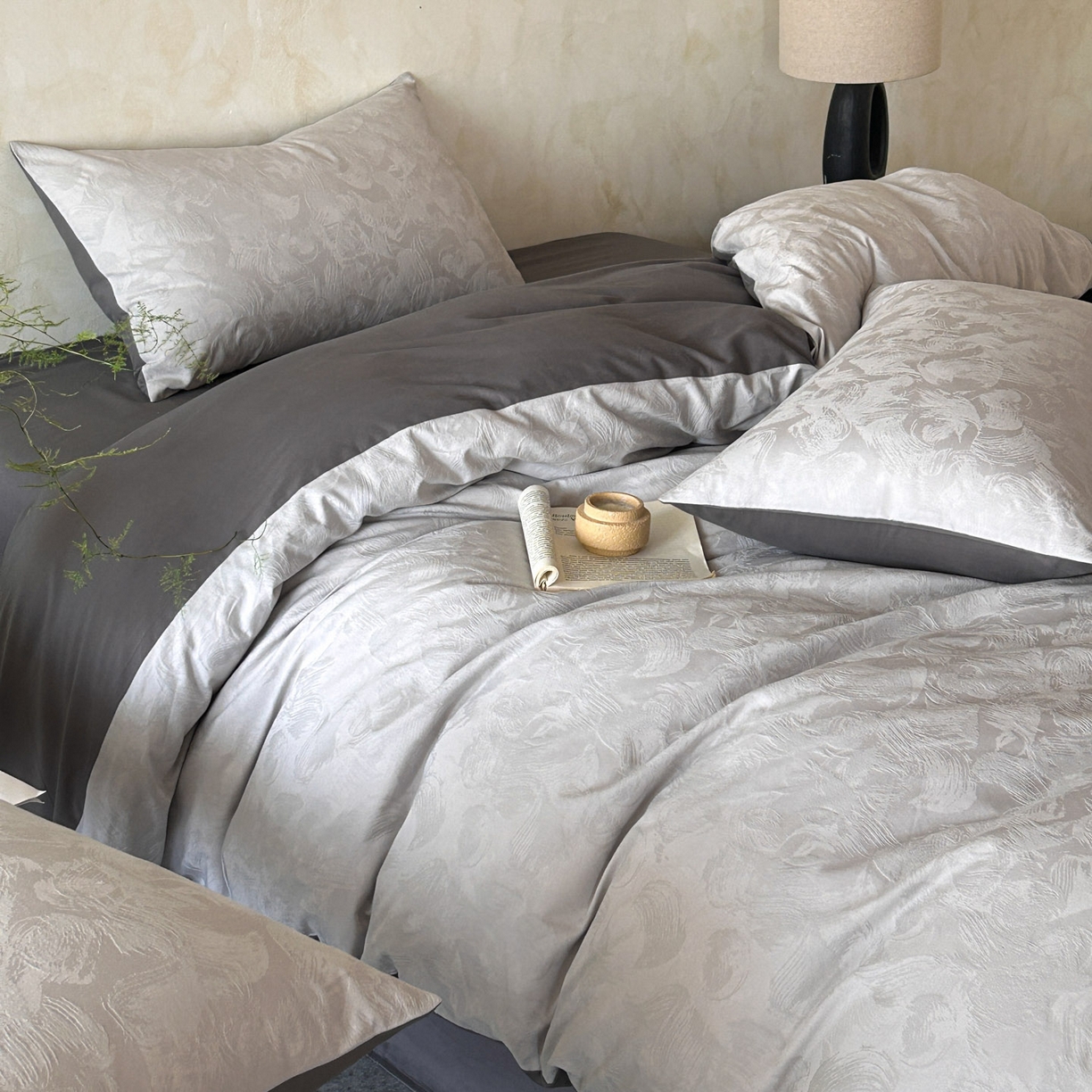 91家纺网 家纺一手货源 找家纺 618家纺 2025新款全棉磨毛提花法式双拼四件套-赫本系列 赫本-摩卡灰