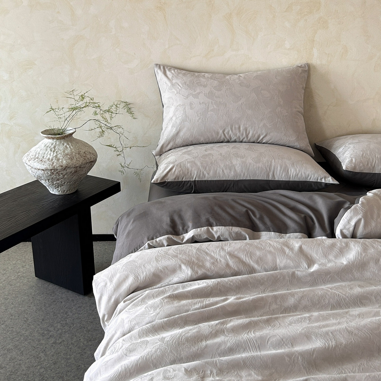 91家纺网 家纺一手货源 找家纺 618家纺 2025新款全棉磨毛提花法式双拼四件套-赫本系列 赫本-摩卡灰