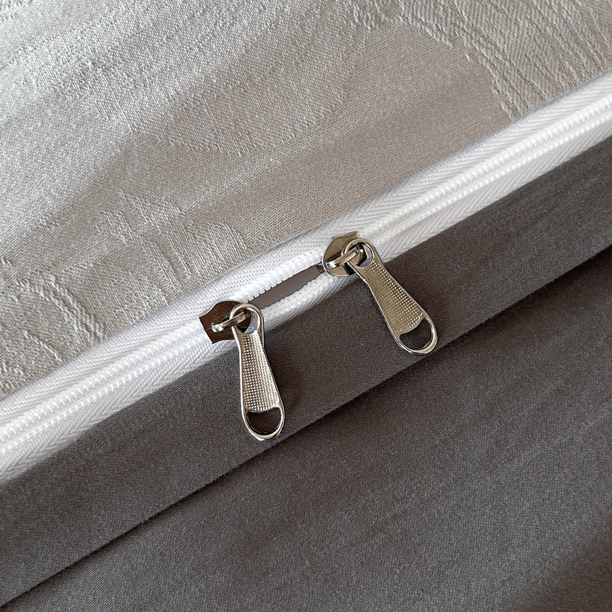 91家纺网 家纺一手货源 找家纺 618家纺 2025新款全棉磨毛提花法式双拼四件套-赫本系列 赫本-摩卡灰