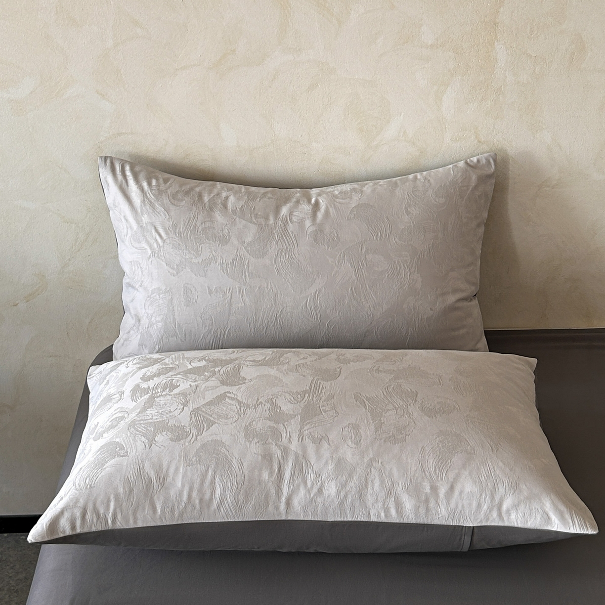 91家纺网 家纺一手货源 找家纺 618家纺 2025新款全棉磨毛提花法式双拼四件套-赫本系列 赫本-摩卡灰