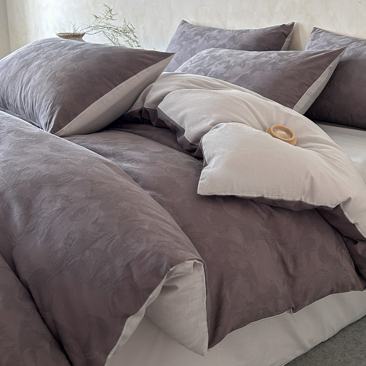 91家纺网 家纺一手货源 找家纺 618家纺 2025新款全棉磨毛提花法式双拼四件套-赫本系列 赫本-摩卡紫