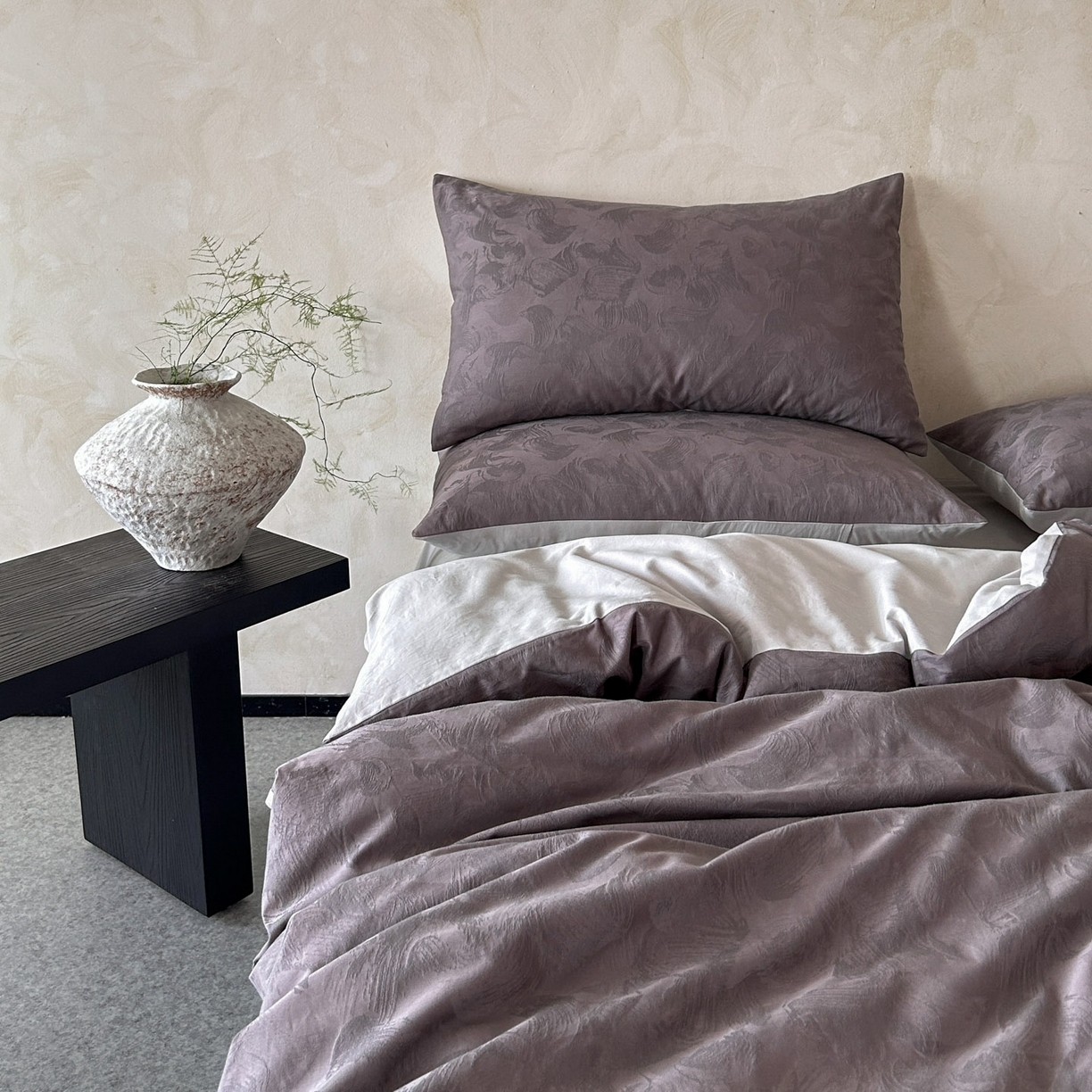 91家纺网 家纺一手货源 找家纺 618家纺 2025新款全棉磨毛提花法式双拼四件套-赫本系列 赫本-摩卡紫