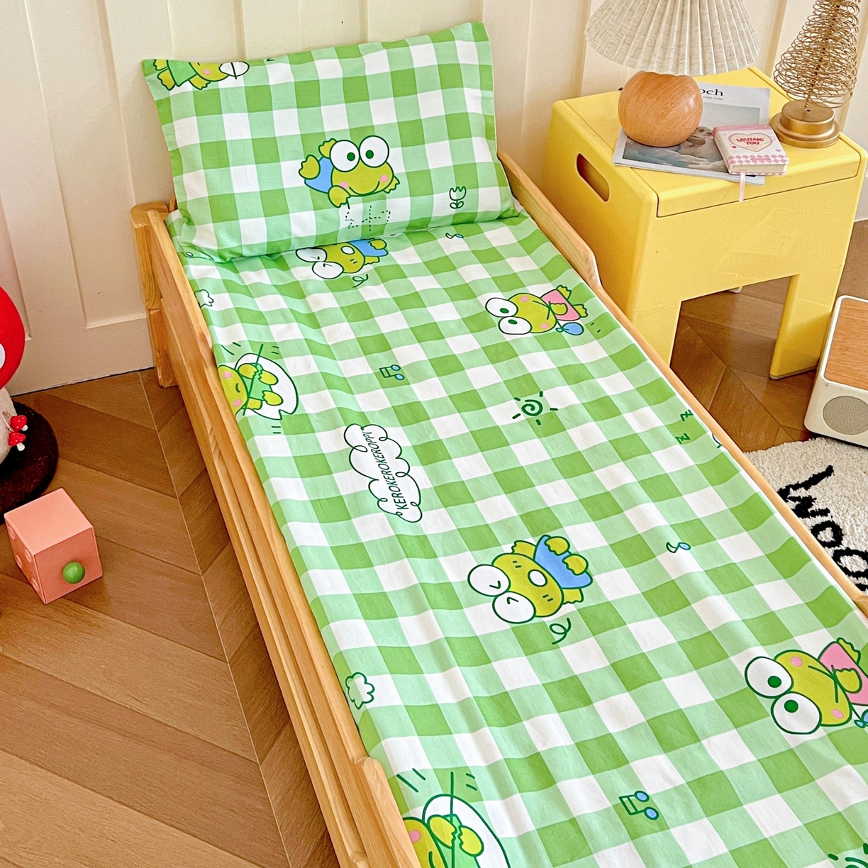 91家纺网 家纺一手货源 找家纺 名兮家居 2025新款全棉小版经典奥特曼-三丽鸥幼儿园儿童套件【含防伪标】 格子大眼蛙