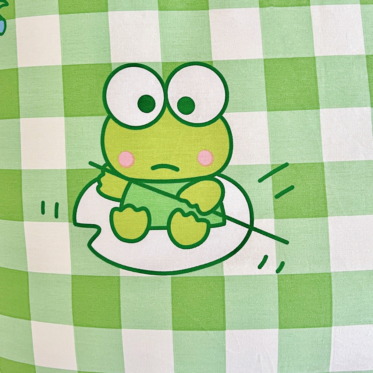 91家纺网 家纺一手货源 找家纺 名兮家居 2025新款全棉小版经典奥特曼-三丽鸥幼儿园儿童套件【含防伪标】 格子大眼蛙