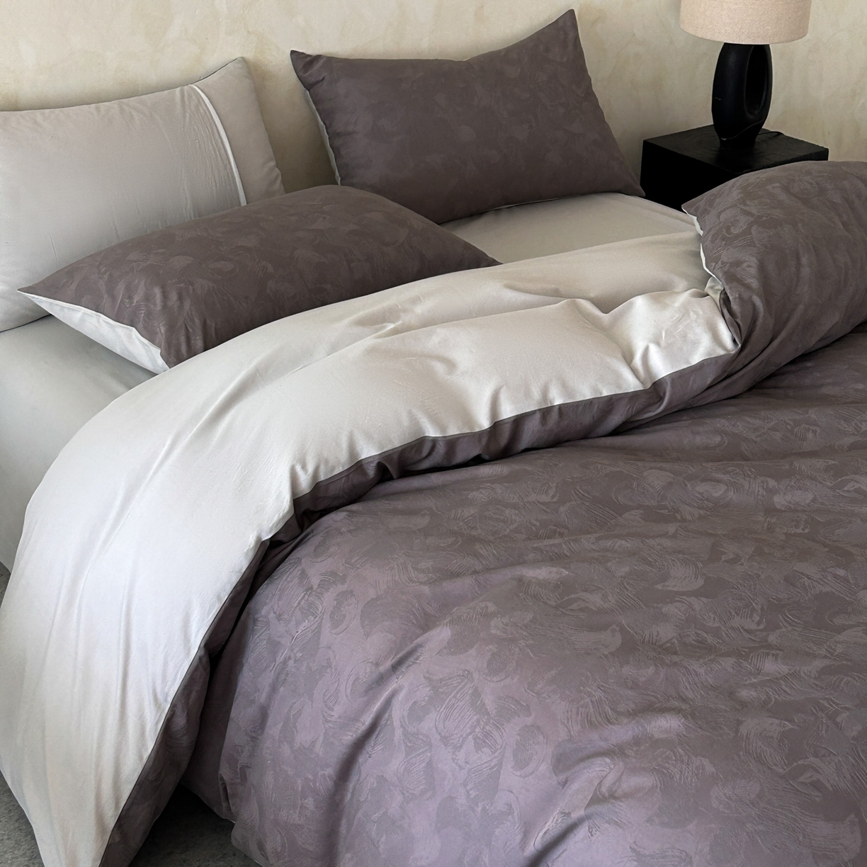 91家纺网 家纺一手货源 找家纺 618家纺 2025新款全棉磨毛提花法式双拼四件套-赫本系列 赫本-摩卡紫