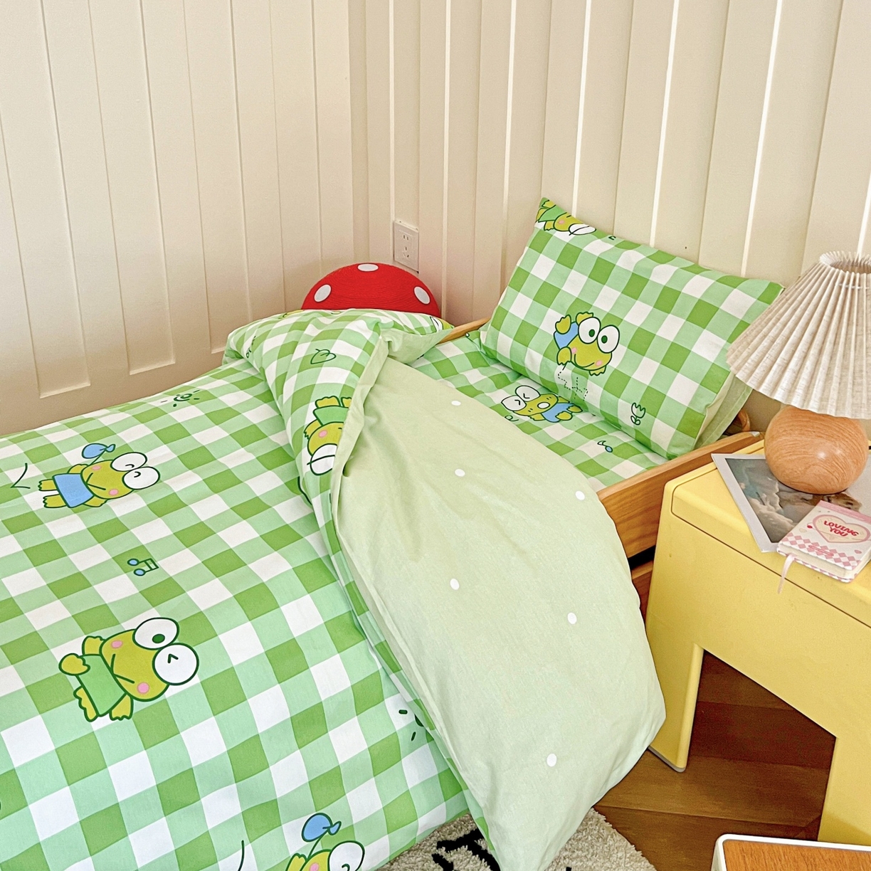 91家纺网 家纺一手货源 找家纺 名兮家居 2025新款全棉小版经典奥特曼-三丽鸥幼儿园儿童套件【含防伪标】 格子大眼蛙